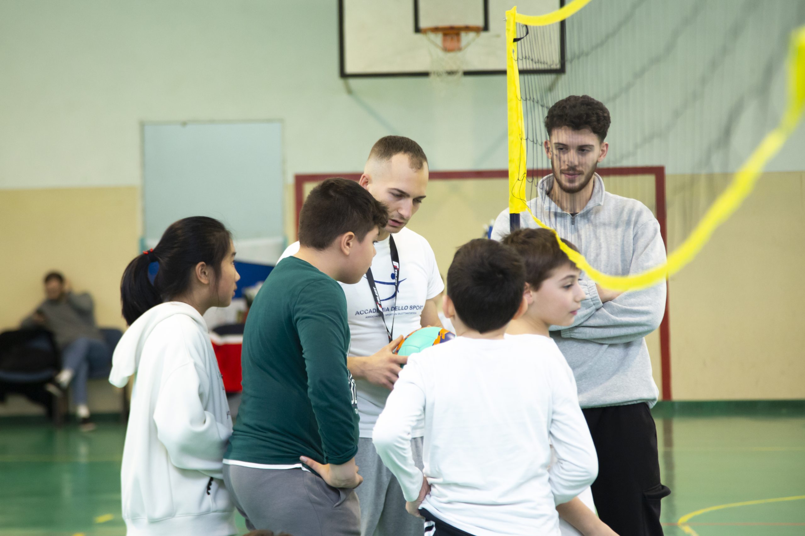 Bambini che imparano la pallavolo durante Accademia Multisport